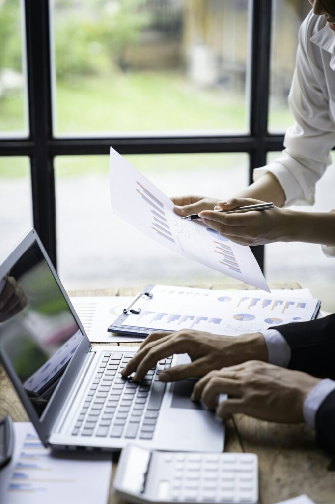 business people meeting in the office Calculate the tax and income of the company's investment. Stra